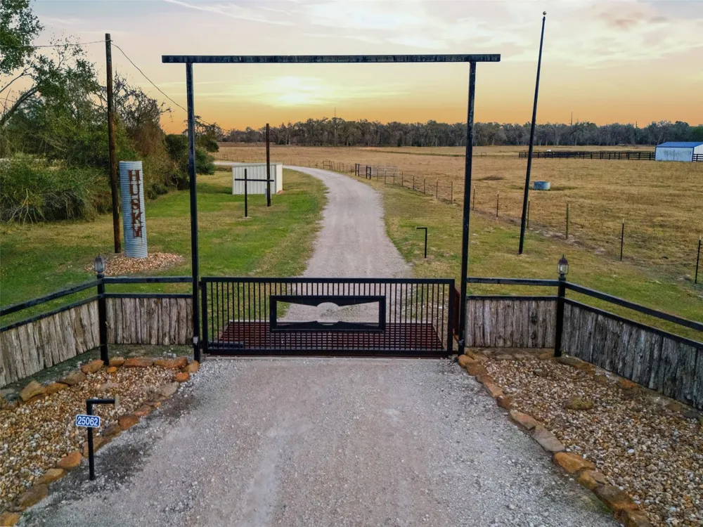 25062 Highway 159 Hempstead, TX 77445