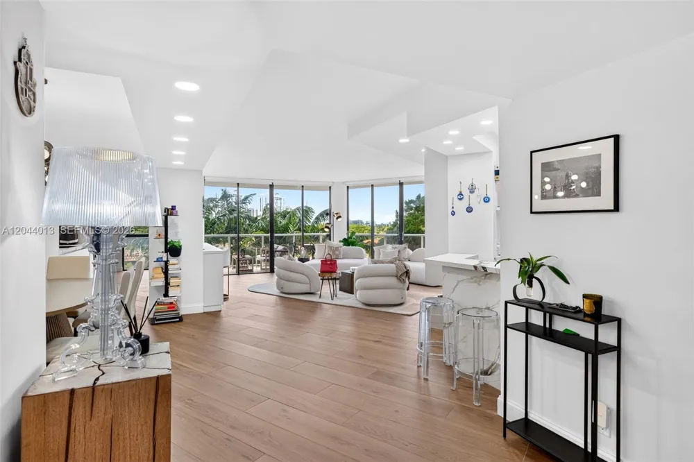 20281 E Country Club Dr #407 Aventura, FL 33180