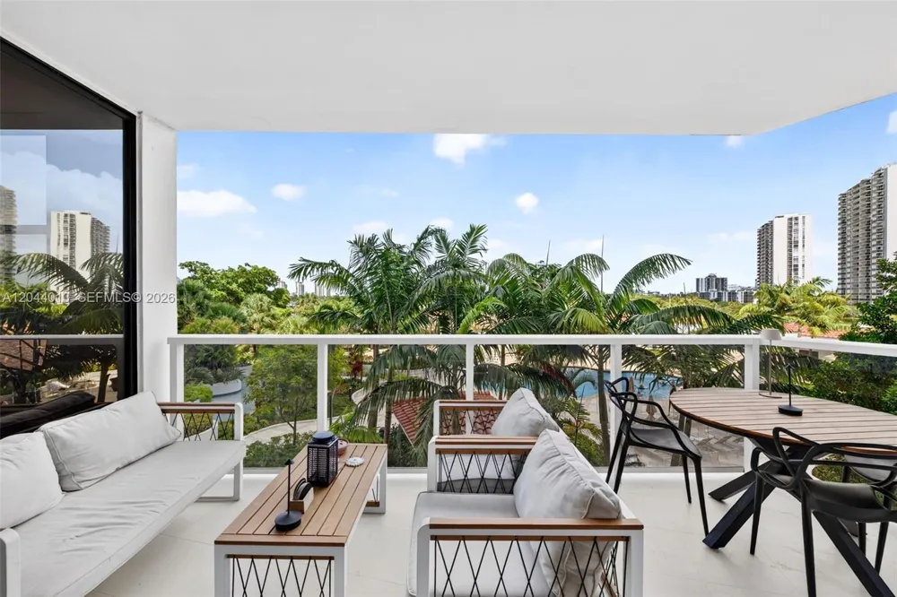 20281 E Country Club Dr #407 Aventura, FL 33180