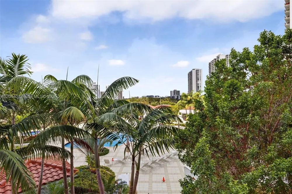 20281 E Country Club Dr #407 Aventura, FL 33180