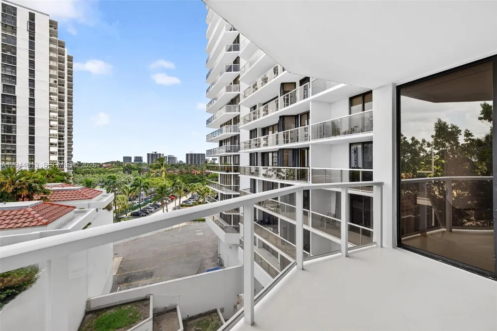 20281 E Country Club Dr #407 Aventura, FL 33180
