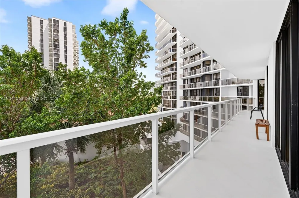 20281 E Country Club Dr #407 Aventura, FL 33180