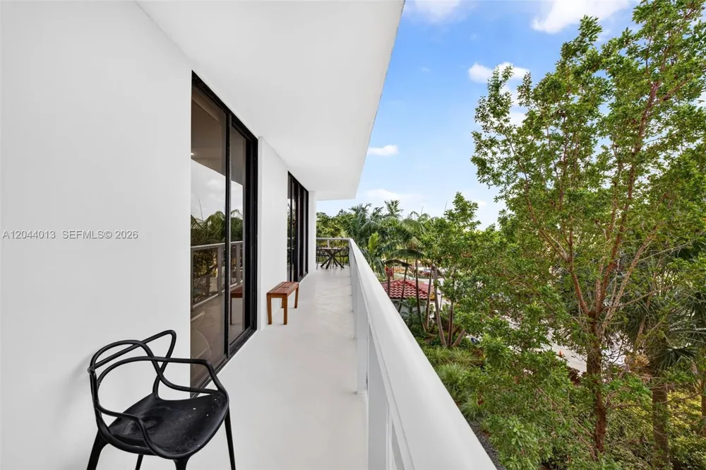 20281 E Country Club Dr #407 Aventura, FL 33180