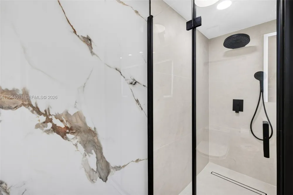20281 E Country Club Dr #407 Aventura, FL 33180