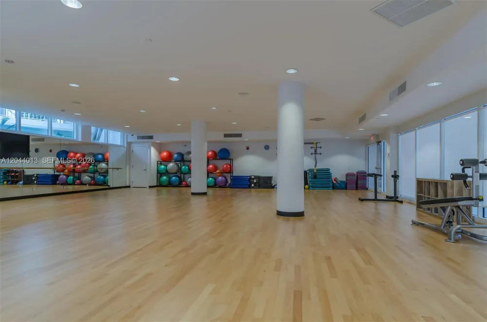 20281 E Country Club Dr #407 Aventura, FL 33180