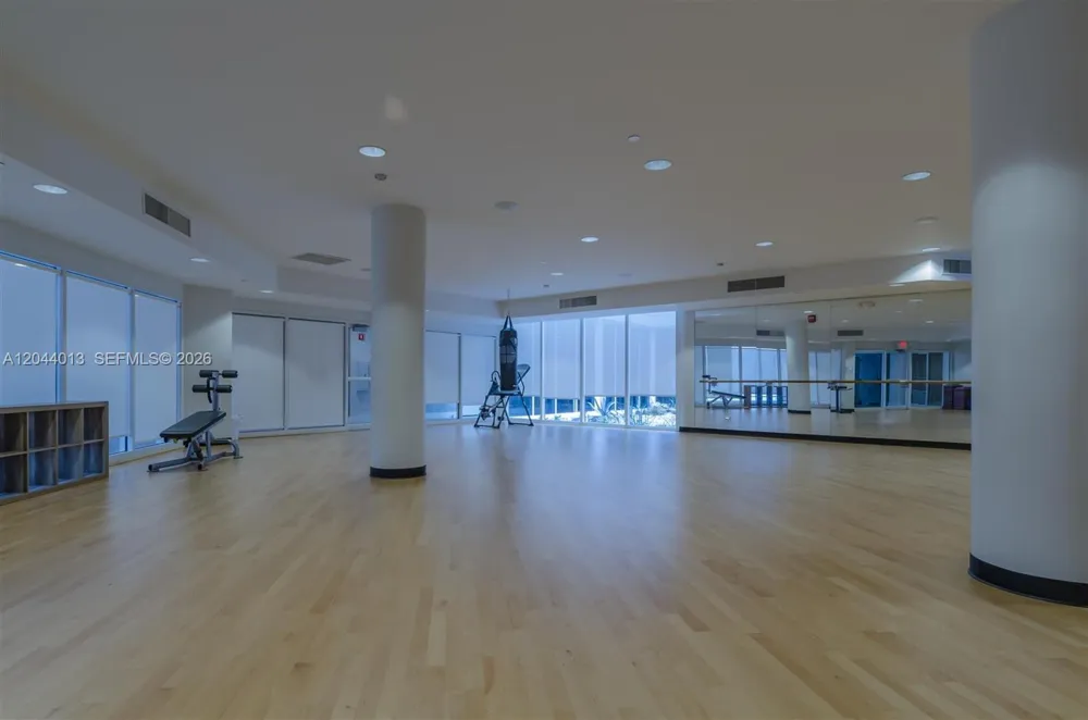 20281 E Country Club Dr #407 Aventura, FL 33180