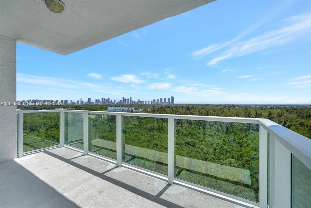 14951 Royal Oaks Ln #1105 North Miami, FL 33181