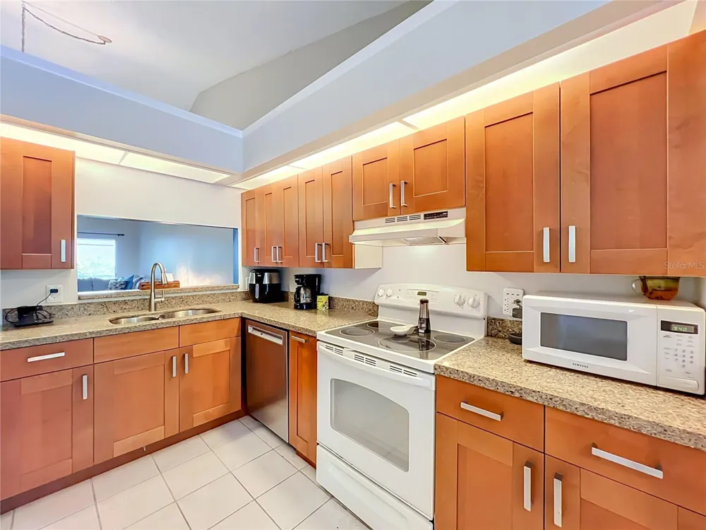 645 LAUREL OAK LANE #201 Altamonte Springs, FL 32701