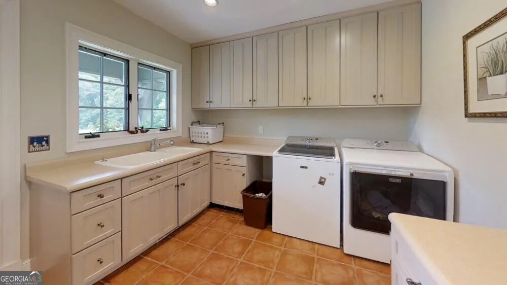 1298 Ray Weaver RD Canon, GA 30520