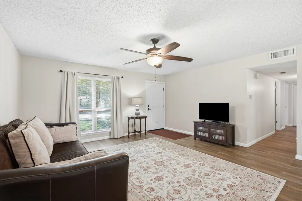 5521 Pike Place Garland, TX 75044