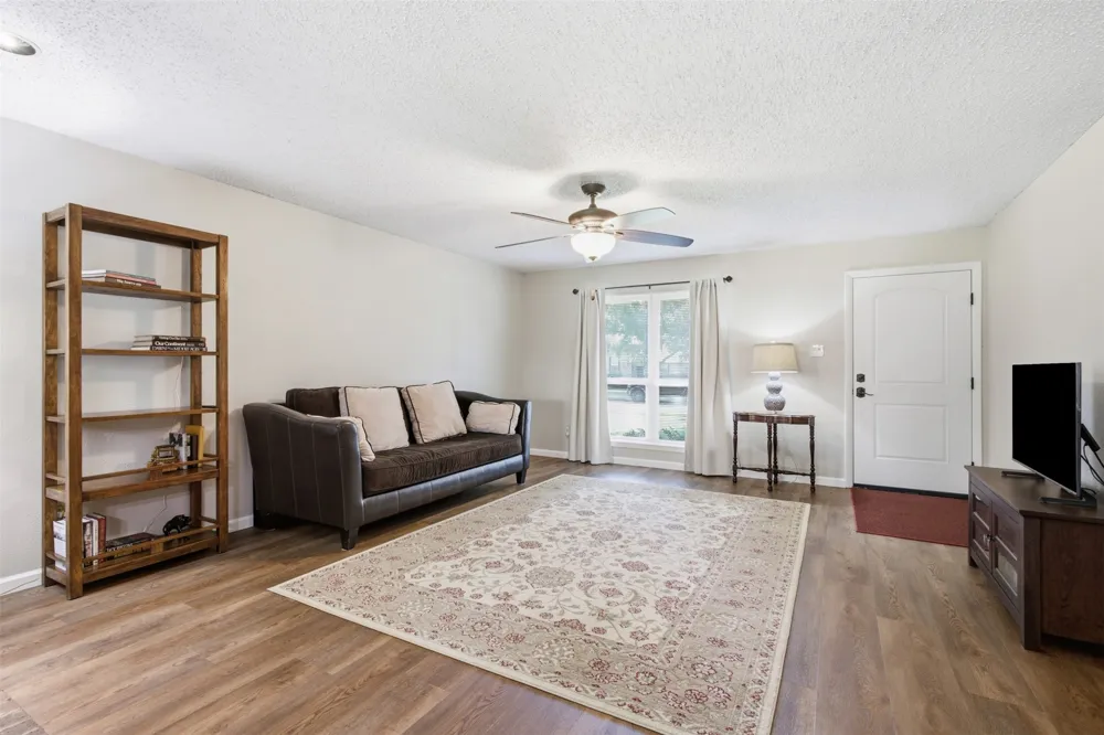 5521 Pike Place Garland, TX 75044