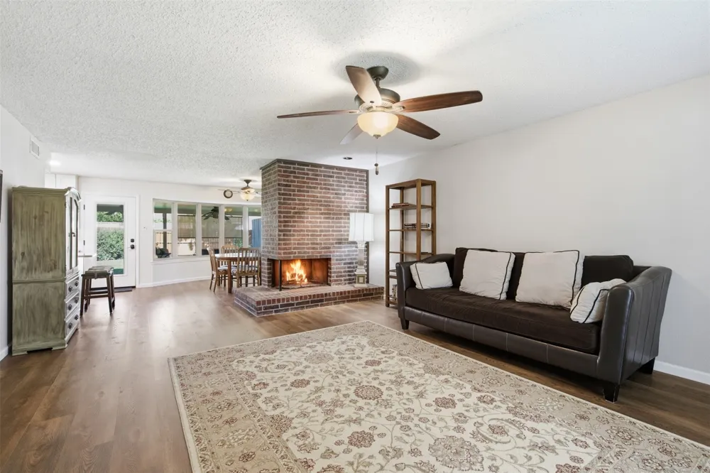 5521 Pike Place Garland, TX 75044