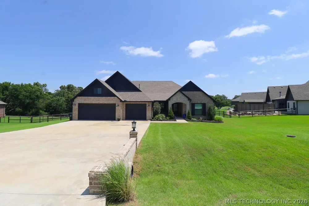 8716 E Detroit Street Broken Arrow, OK 74014