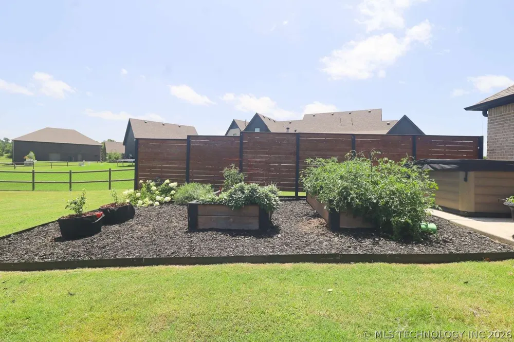 8716 E Detroit Street Broken Arrow, OK 74014