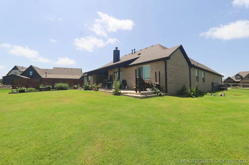 8716 E Detroit Street Broken Arrow, OK 74014