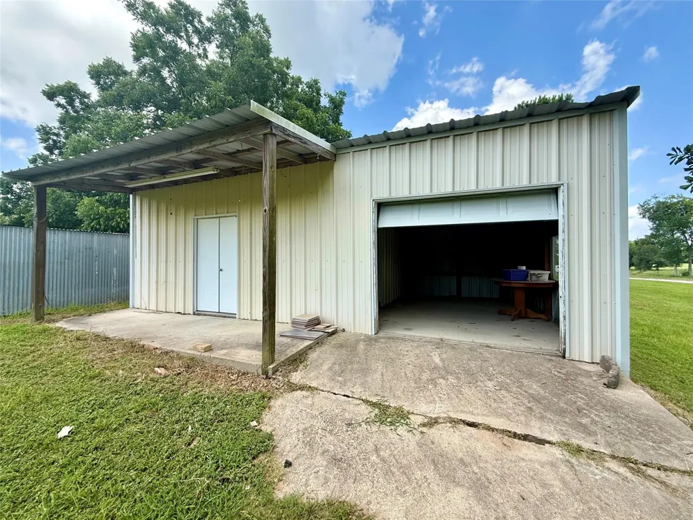 2433 County Road 409 Navasota, TX 77868
