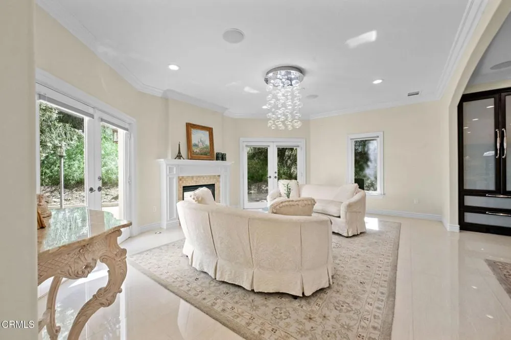 3263 New York Drive Pasadena, CA 91107