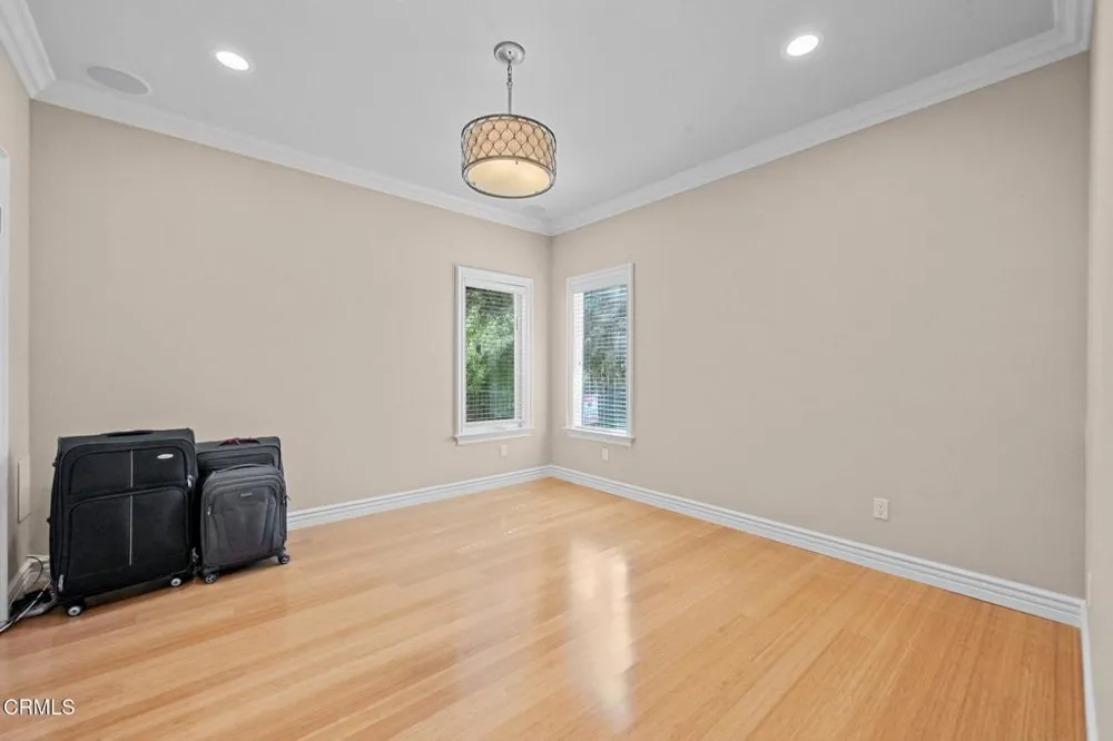 3263 New York Drive Pasadena, CA 91107