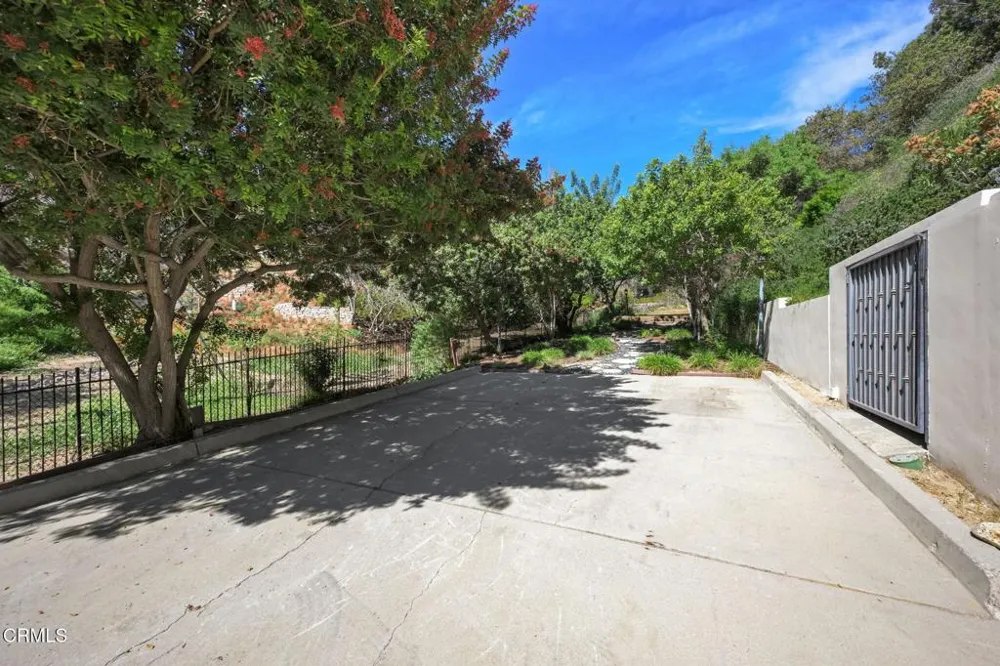 3263 New York Drive Pasadena, CA 91107