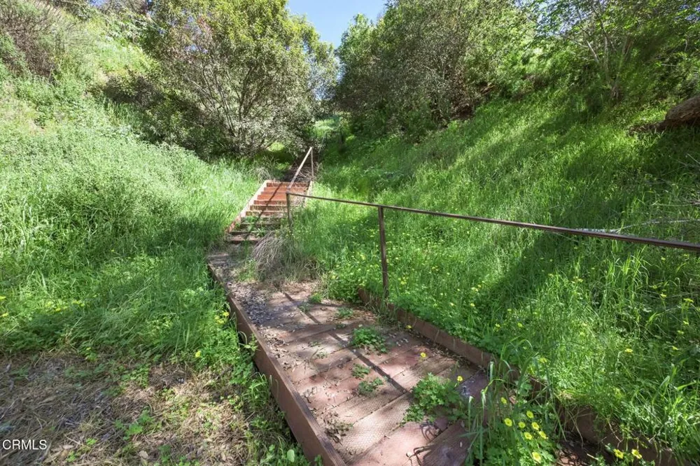 3263 New York Drive Pasadena, CA 91107