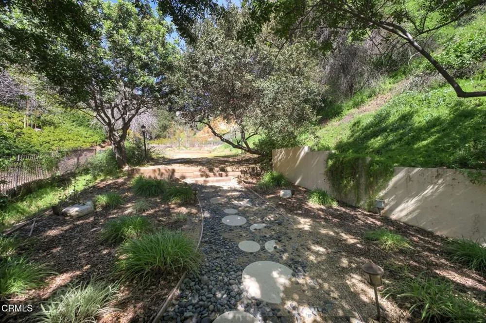 3263 New York Drive Pasadena, CA 91107