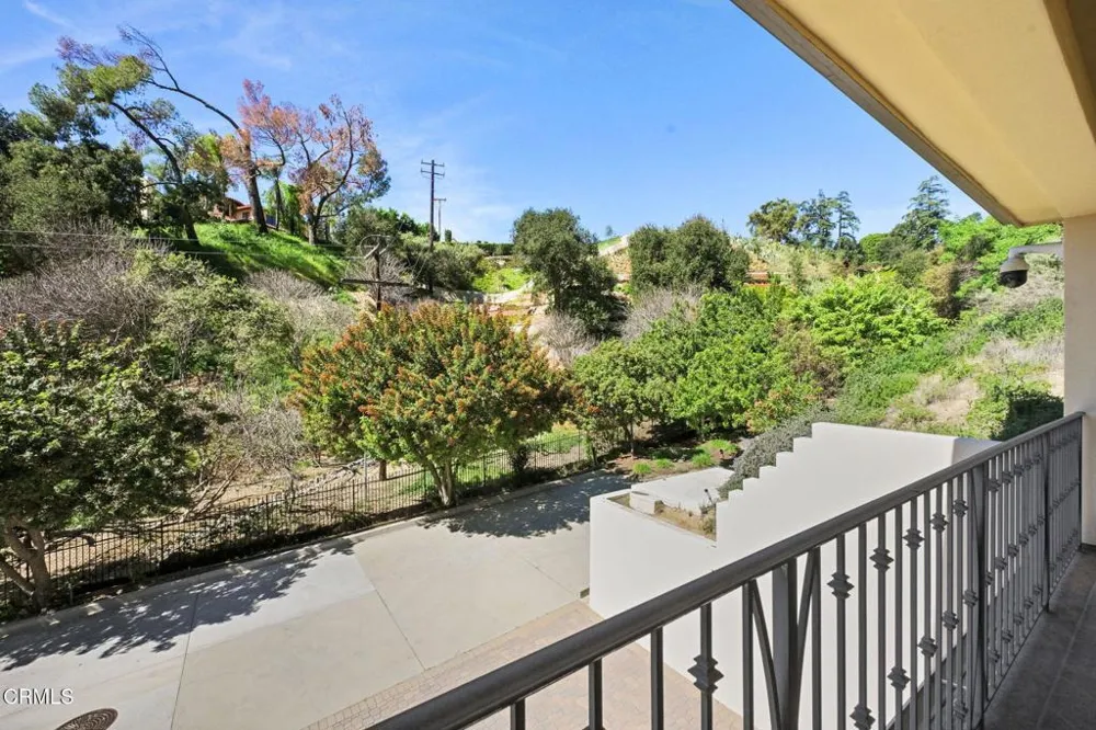 3263 New York Drive Pasadena, CA 91107