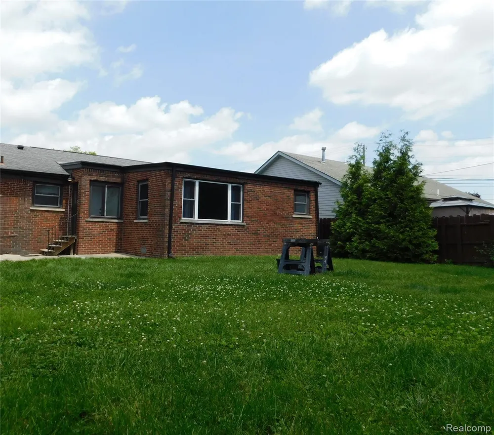 16740 College Fraser City, MI 48026