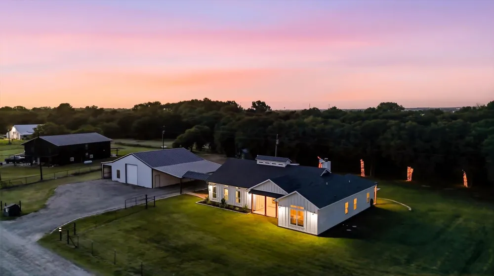 596 County Road 4668 Rhome, TX 76078