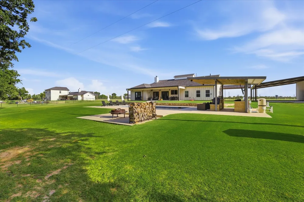 596 County Road 4668 Rhome, TX 76078