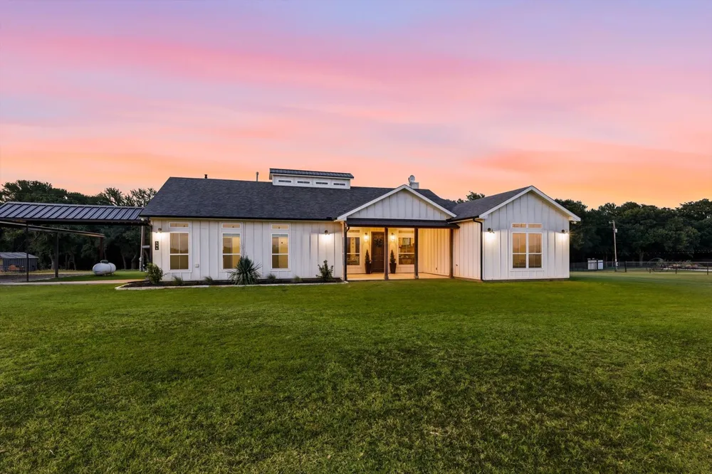 596 County Road 4668 Rhome, TX 76078
