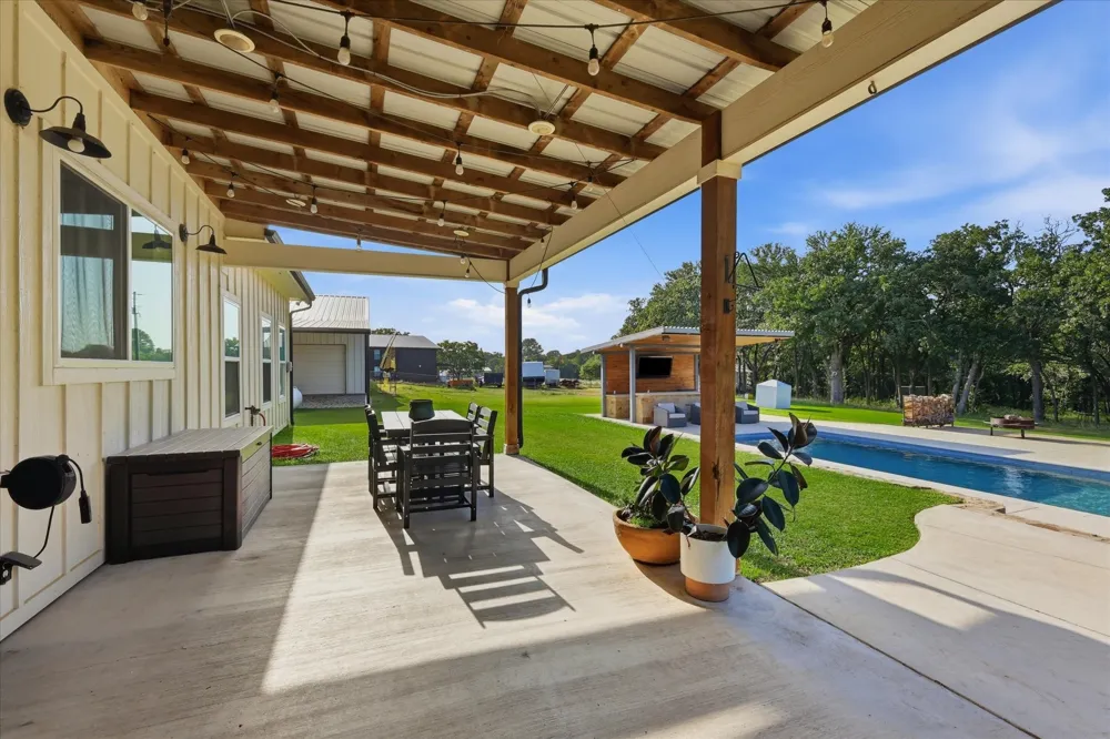 596 County Road 4668 Rhome, TX 76078