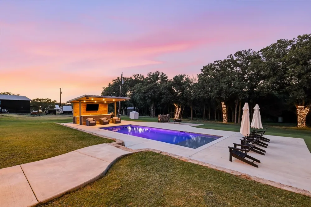 596 County Road 4668 Rhome, TX 76078