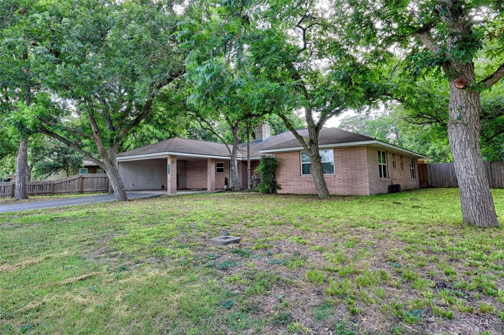 725 S Market Street Flatonia, TX 78941