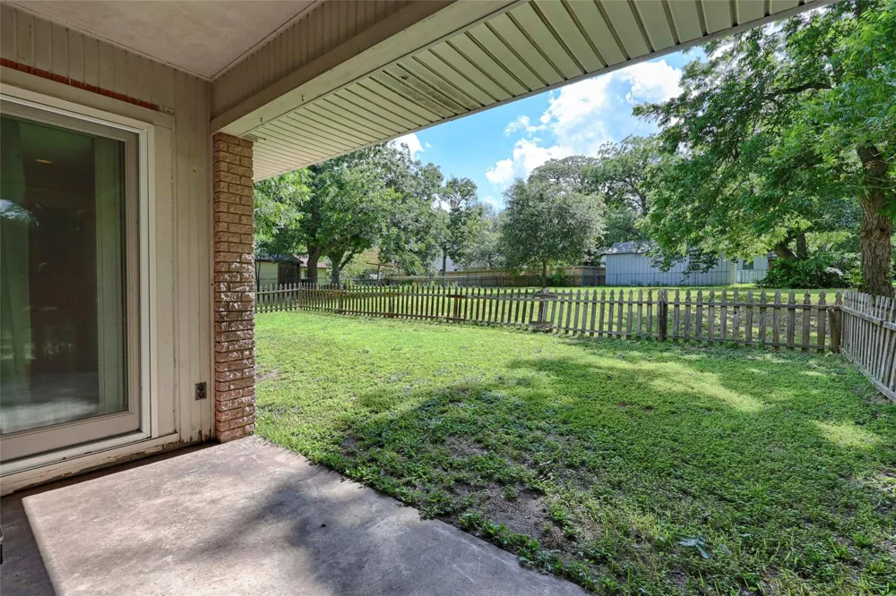 725 S Market Street Flatonia, TX 78941