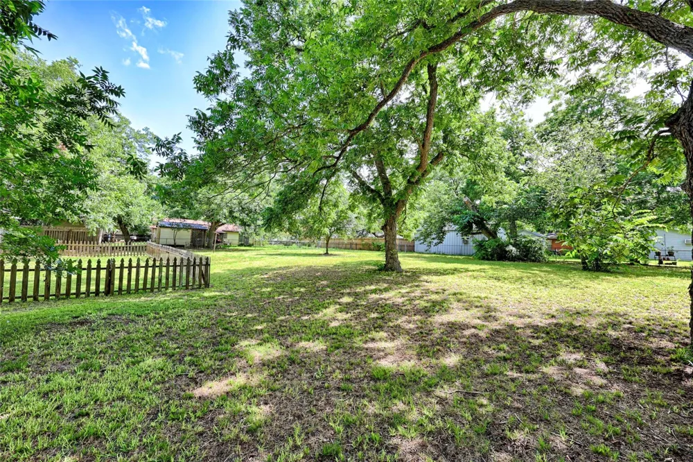 725 S Market Street Flatonia, TX 78941