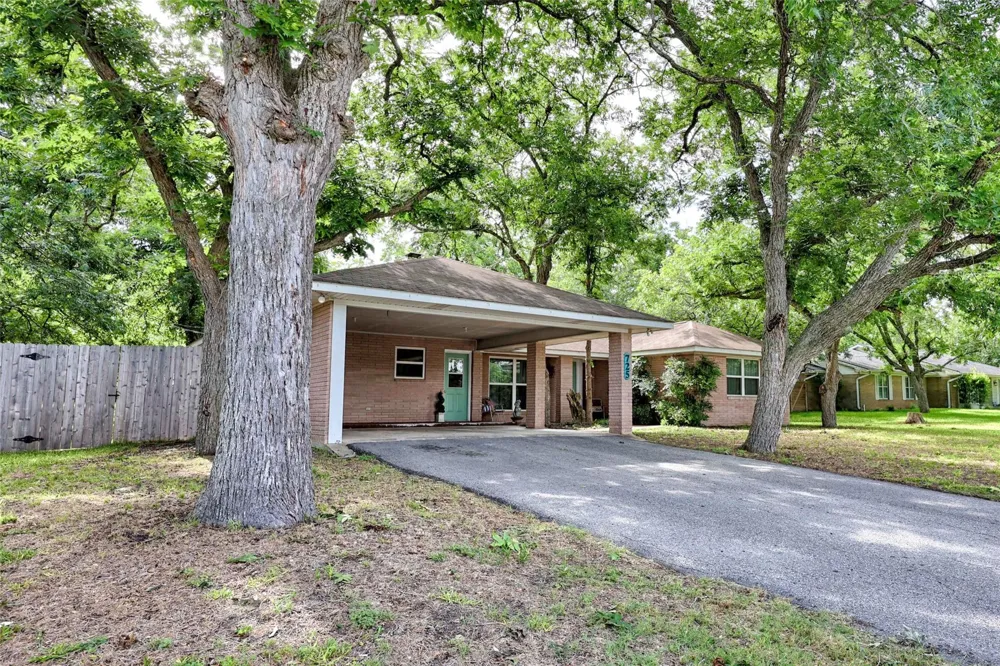 725 S Market Street Flatonia, TX 78941