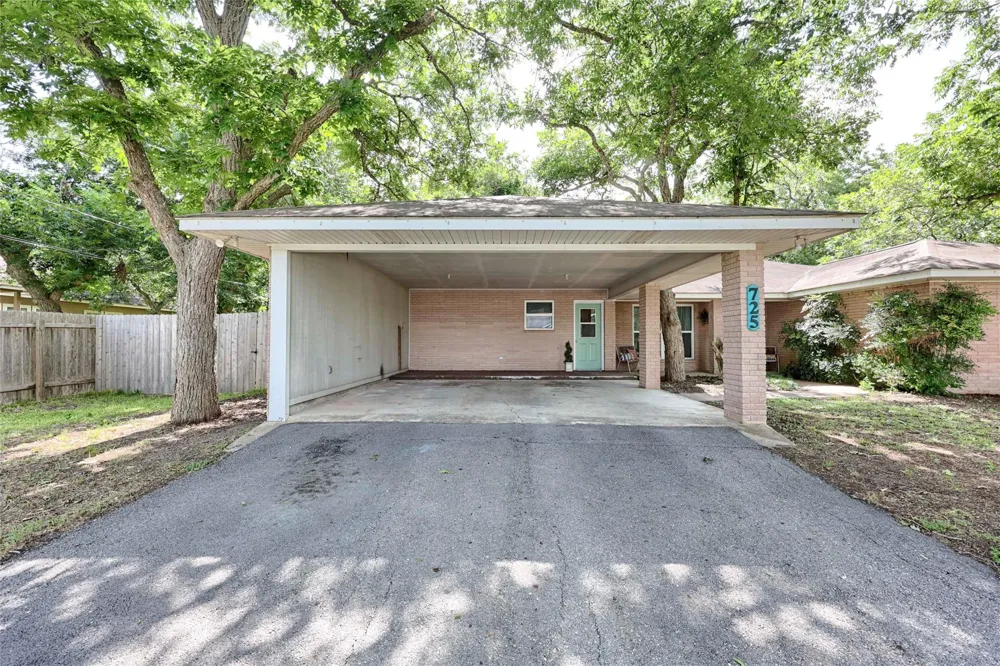 725 S Market Street Flatonia, TX 78941