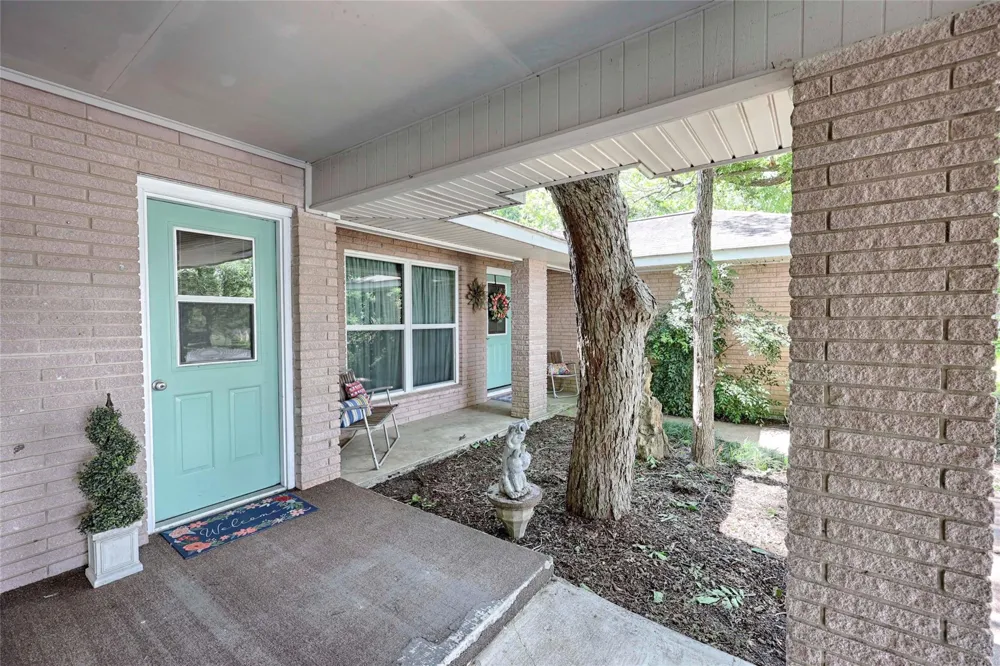 725 S Market Street Flatonia, TX 78941
