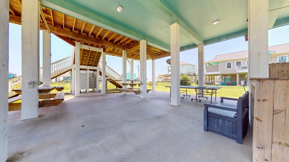 2010 Vista Dr Crystal Beach, TX 77650