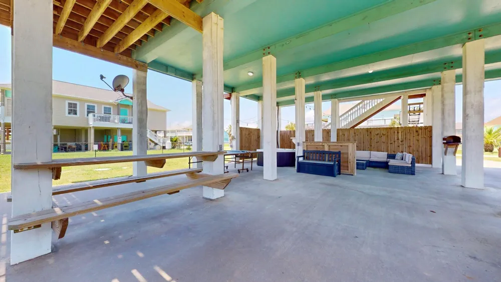 2010 Vista Dr Crystal Beach, TX 77650