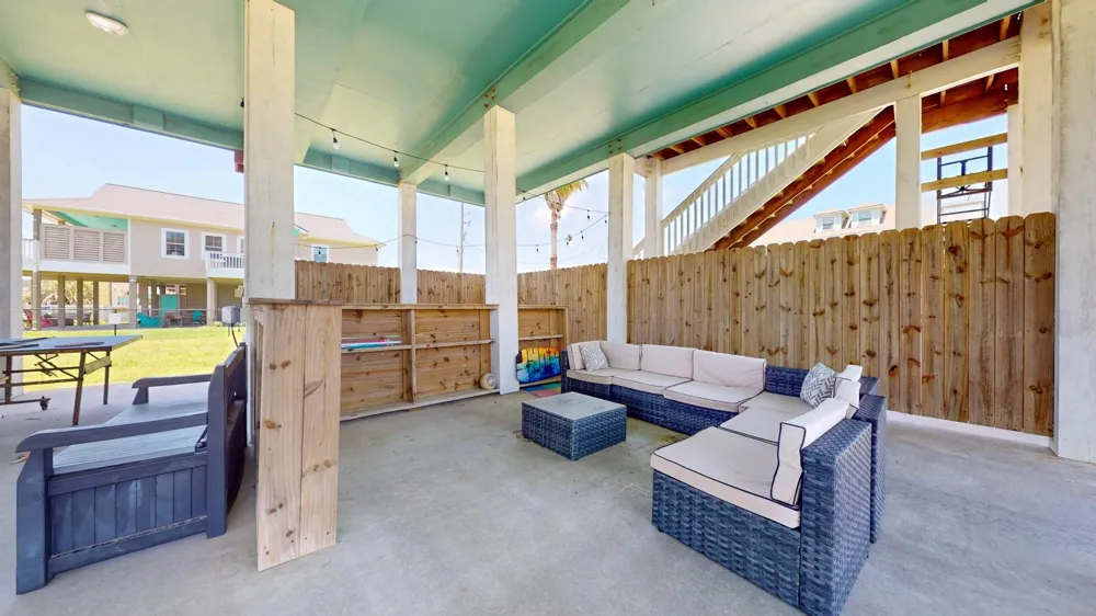 2010 Vista Dr Crystal Beach, TX 77650