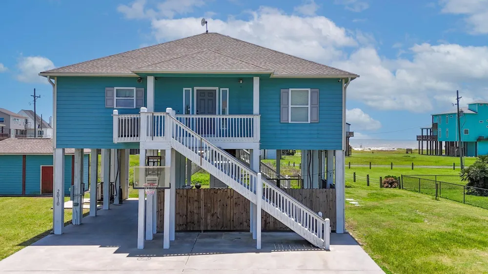 2010 Vista Dr Crystal Beach, TX 77650