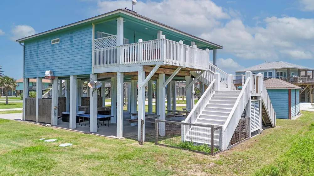 2010 Vista Dr Crystal Beach, TX 77650