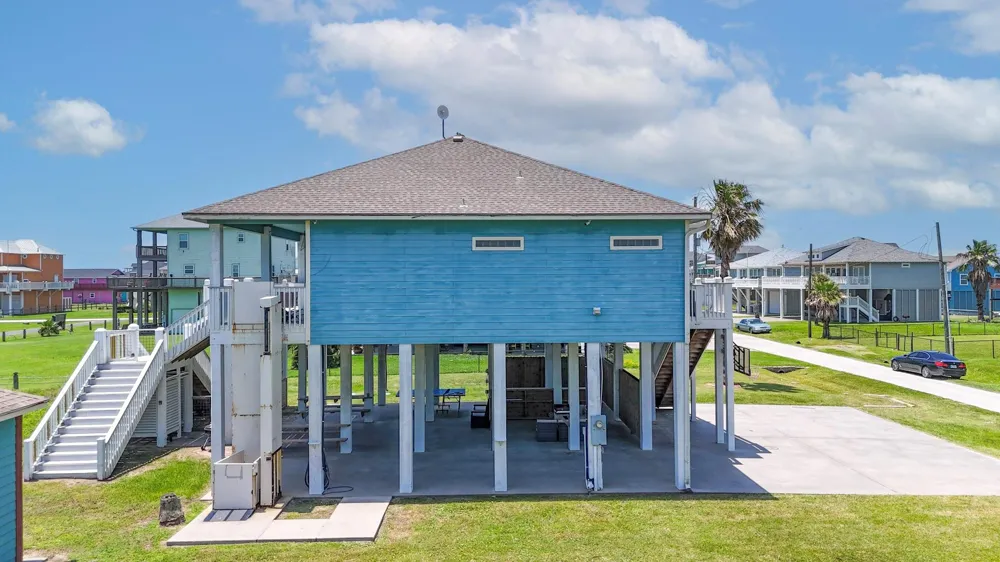2010 Vista Dr Crystal Beach, TX 77650