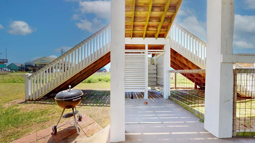 2010 Vista Dr Crystal Beach, TX 77650