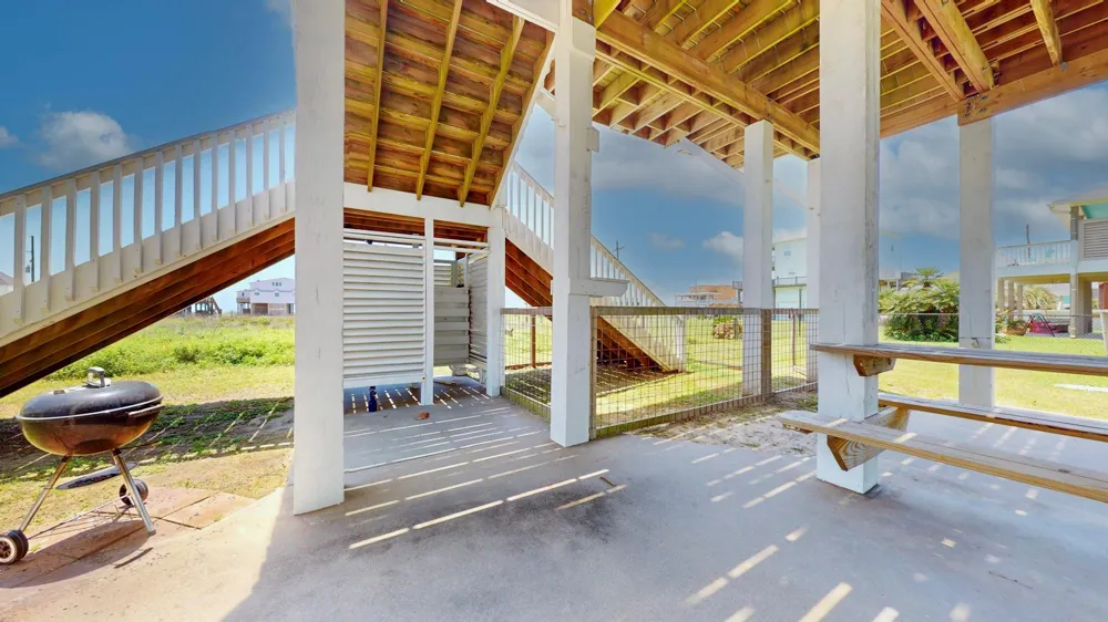 2010 Vista Dr Crystal Beach, TX 77650