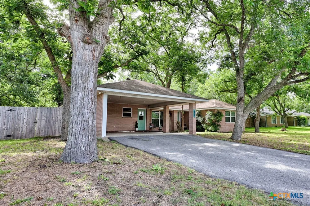 725 S Market Street Flatonia, TX 78941