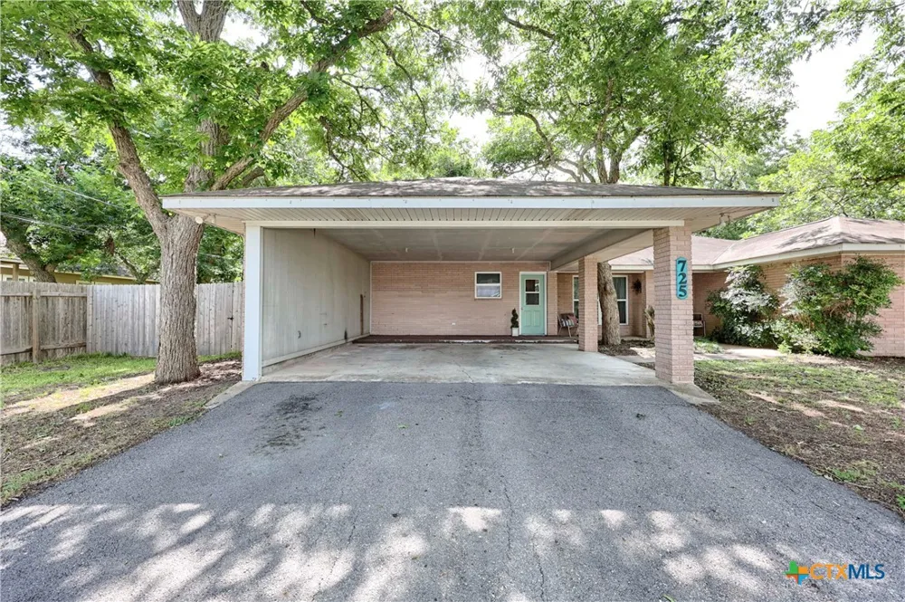 725 S Market Street Flatonia, TX 78941