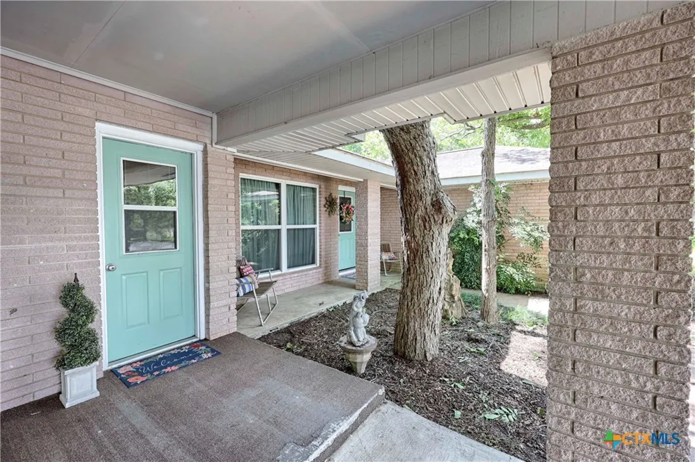 725 S Market Street Flatonia, TX 78941