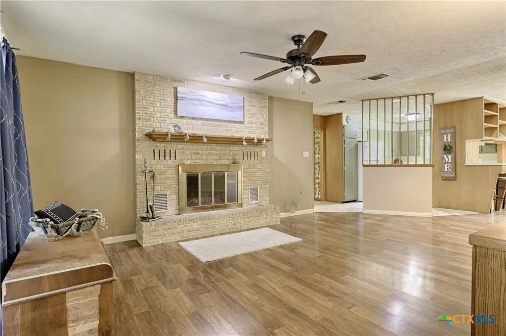 725 S Market Street Flatonia, TX 78941